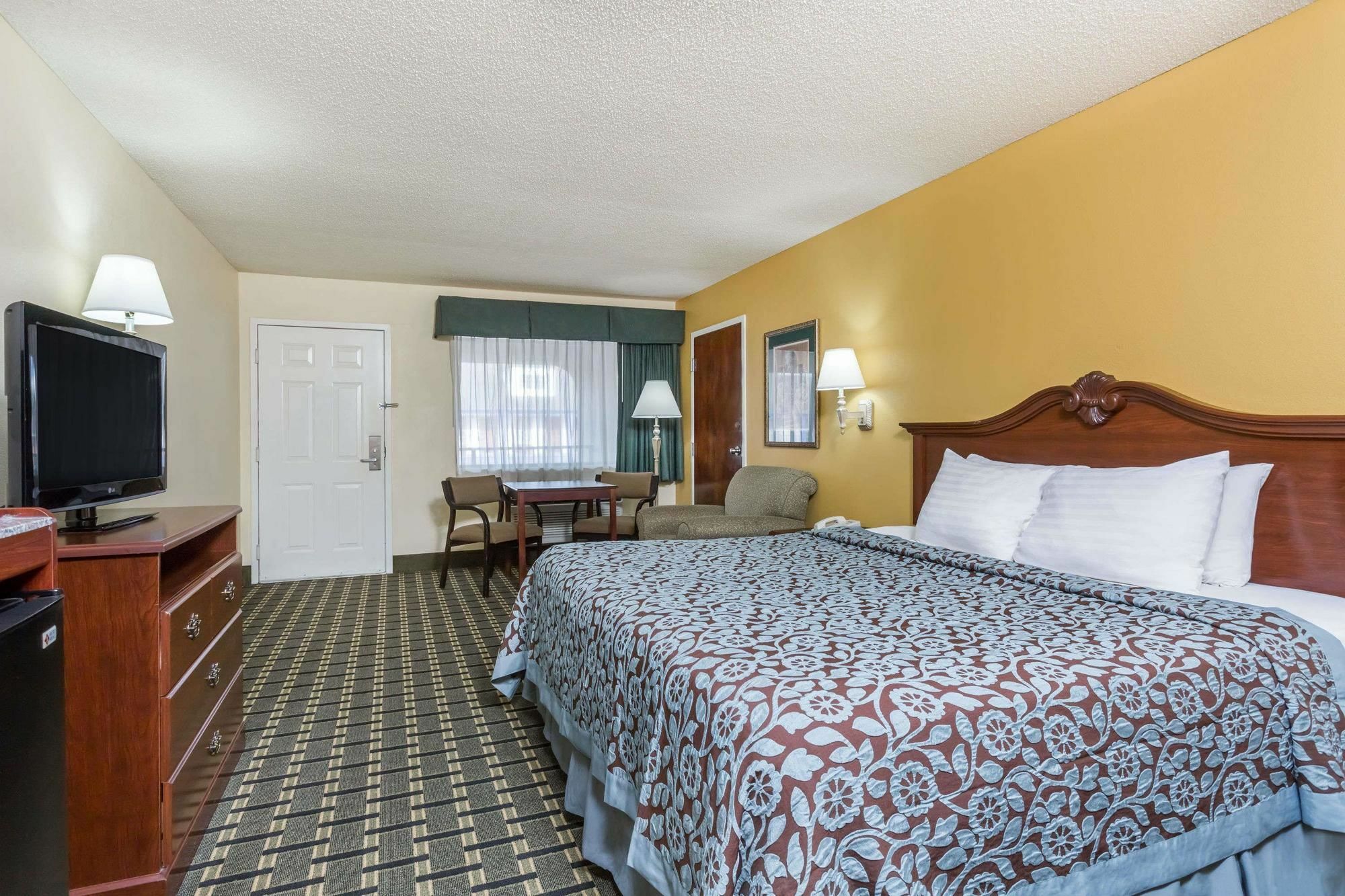 Days Inn & Suites By Wyndham Warner Robins Near Robins Afb Exteriör bild