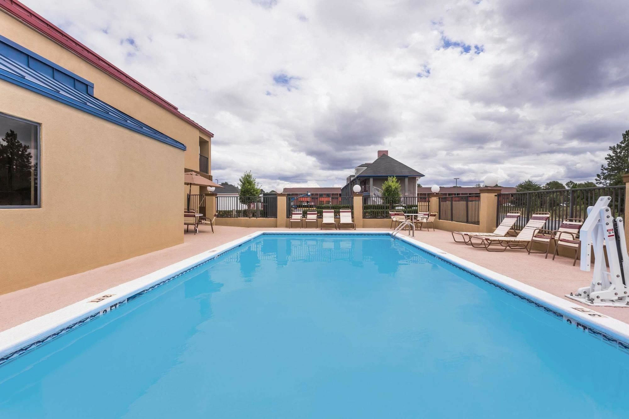 Days Inn & Suites By Wyndham Warner Robins Near Robins Afb Exteriör bild